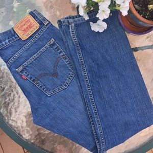 Levi's 514 Jeans. Classic Slim Straight fit.